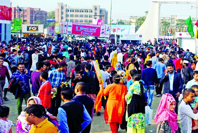 A large number of visitors thronged the Dhaka International Trade Fair (DITF) 2020 at Sher-e-Banglanagar in the city on Friday (17th day). People are mainly choosing electronics, apparel, jute and leather goods, furniture, plastic products, and handcrafts