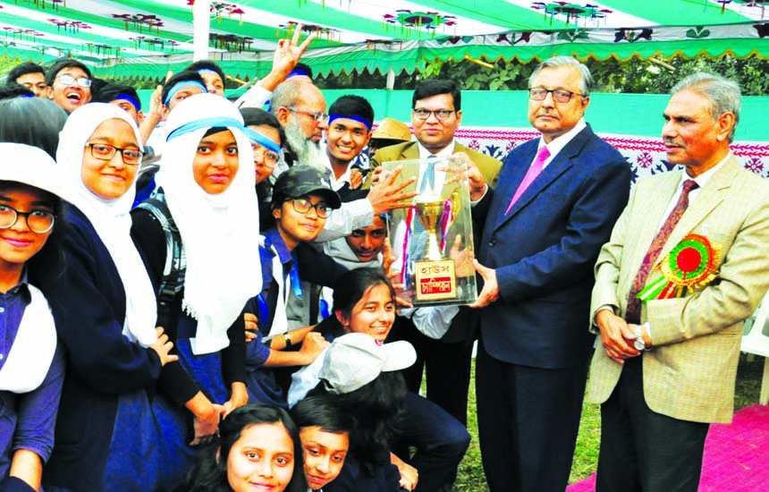 Prof. Dr. Saiful Islam, Vice-Chancellor of BUET, distributing prizes as the Chief Guest among the winners at the Inter-House Annual Sports Competition of Engineering University School and College, at BUET play ground recently.