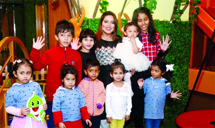 Kona passed time with children: Last December 20 popular singers Kona, Naumi, Ayesha and Bushra jointly started childrenâ€™s playing space â€˜Play Zoneâ€™ in the capitalâ€™s shooting complex of Mirpur DOHS. When she gets time Kona visit