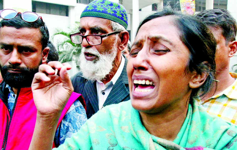 Wife and relatives wailing after hearing the news of her husband's death allegedly in Tejgaon police custody. This photo was taken from DMCH on Sunday.