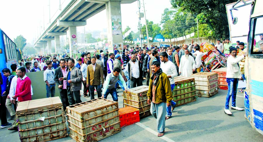 FDC employees block Tejgaon Road in Dhaka on Monday, protesting death one of their fellow colleagues in police custody on Saturday midnight.