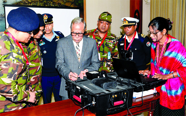 President Md Abdul Hamid putting his signature for e-passport at Bangabhaban on Monday.