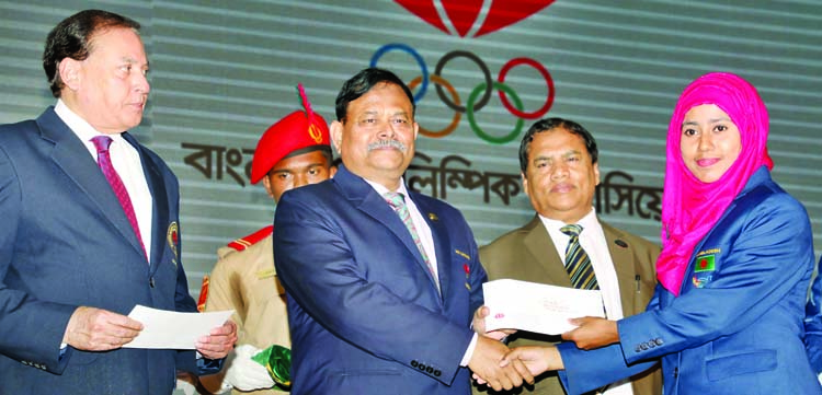 President of Bangladesh Olympic Association and Chief of Army Staff of Bangladesh Army General Aziz Ahmed handing over prize to a winner of the recently concluded South Asian Games 2019, at Kurmitola Golf Club in Dhaka Cantonment on Monday. Bangladesh Oly