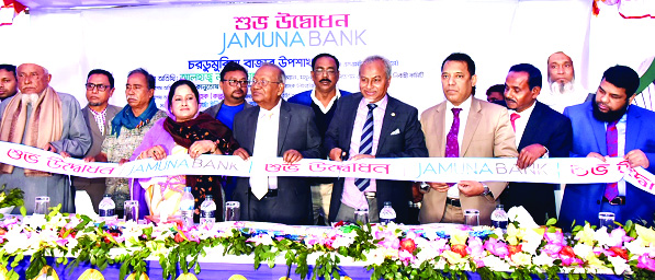 Nur Mohammed, Chairman, Jamuna Bank Foundation, inaugurating its Chardumuria Sub-Branch at Mollakandi in Munshiganj recently as chief guest. Kanutosh Majumder, Director, Mirza Elias Uddin Ahmed, CEO of the bank and local elites were also present.