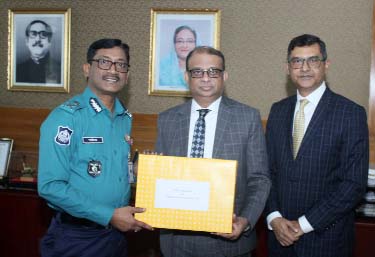 Ali Reza Iftekhar, CEO of Eastern Bank Limited (EBL), recently handing over 1,000 pieces of blankets to Md Shafiqul Islam, Commissioner of Dhaka Metropolitan Police (DMP) for distribution among the cold-hit people of Chuadanga. Ziaul Karim, Head of Commun