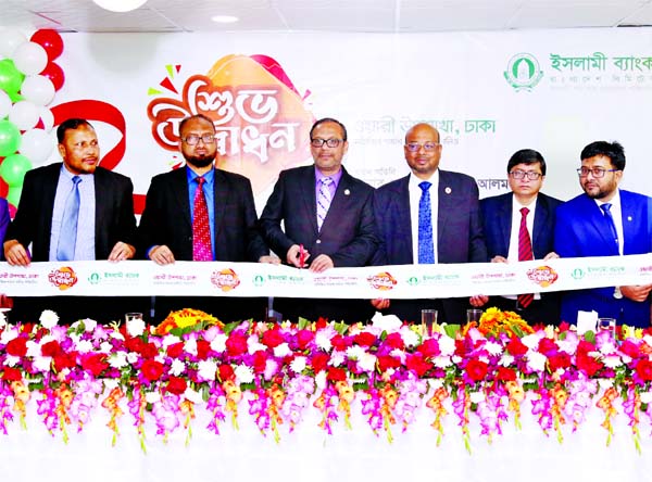 Md. Mahbub ul Alam, CEO of Islami Bank Bangladesh Limited (IBBL), inaugurating its Wari Sub branch at Folder Street of Wari in the city on Wednesday. Abu Reza Md. Yeahia, DMD, Md. Altaf Hossain, SEVP of the bank and local elites were also present.