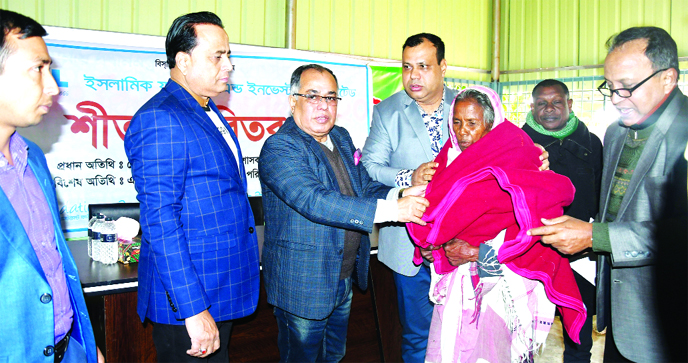 Md. Mahmudul Alam, Dinajpur District Commissioner and AZM Saleh, CEO of Islamic Finance and Investment Limited (IFIL), handing over blankets among the poor and cold-stricken people at Eidgah adjacent area in Dinajpur recently organized by IFIL Foundation.