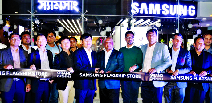 Seungwon Youn, Country Manager of Samsung Bangladesh, along with other high officials from Samsung Bangladesh inaugurating its first Samsung flagship store of Bangladesh recently, at city's Gulshan Avenue.