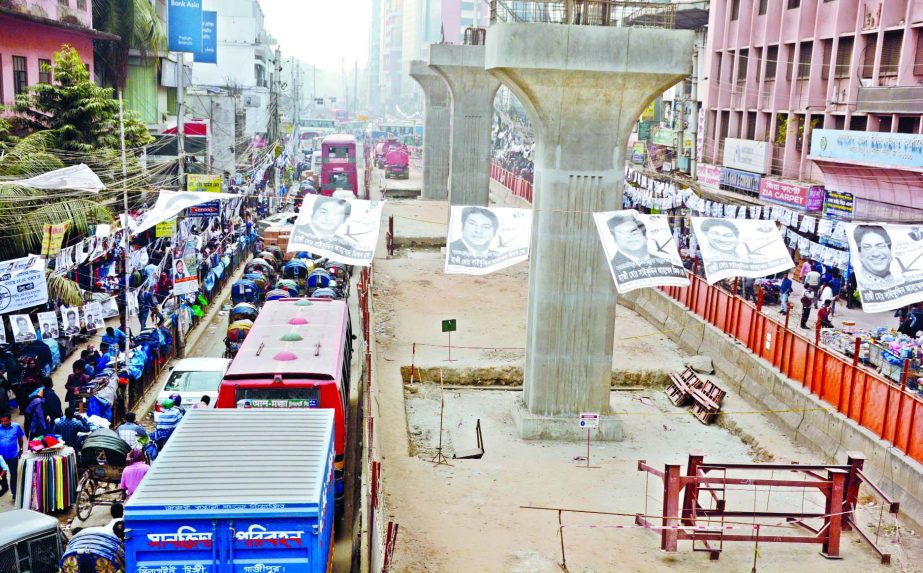 Delaying work of Metro Rail Project make vehicular movement very difficult in different areas of the Uttara via Motijheel route. This photo was taken from Purana Paltan area on Friday.