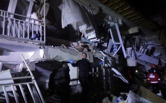 Rescuers are seen in outside a collapsed building after an earthquake in Elazig, Turkey, January 24, 2020. Ihlas News Agency (IHA) via REUTERS