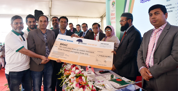 Md. Shafiqur Rahman Patwari, Chairman of Insurance Development and Regulatory Authority (IDRA), handing over a claim payment cheque of Tk. 10.63 by Guardian Life Insurance Limited to Nazrul Islam, Divisional Manager of BRAC Bank of Khulna Division at Bima