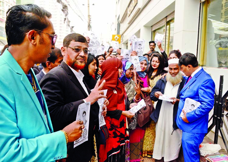 Bangladesh Awami Swechchhasebok League leader Arifur Rahman Titu campaigning in favour of DSCC Awami League candidate Barrister Sheikh Fazle Noor Taposh at Kakrail area in the city yesterday.