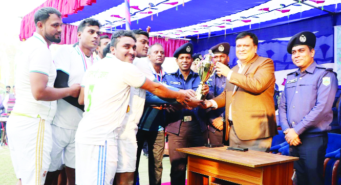 CHARGHAT (Rajshahi) : The prize distribution programme of the final match of Rajshahi Range Inter-District Police Kabaddi Completion held at Rajshahi Police Lines Playground on Thursday . Rajshahi Ranges DIG AKM Hafiz Akhter was present as Chief Gues