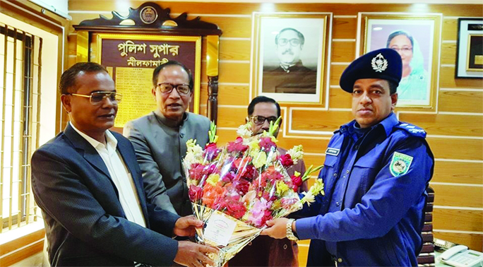 NILPHAMARI: Md Forhanul Haque, Vice- President , Nilphamari Chamber of Commerce and Industry (NCC) greeting Mohammad Mokhlesur Rahman, newly- appointed SP of Nilphamari on Sunday .
