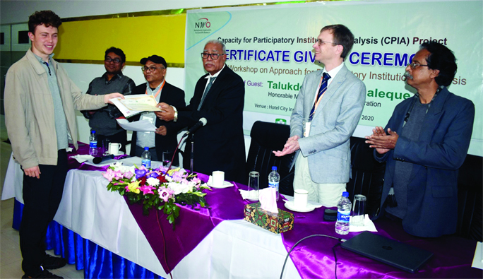KHULNA: Talukder Abdul Khaleque, Mayor, Khulna City Corporation distributing certificates among participants of a 3- day-long training workshop on the approach for participatory institutional analysis in Khulna organised by Jagroto Jubo Sangstha (JJS