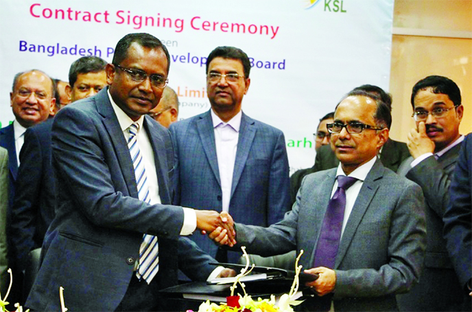 Saiful Islam Azad, Secretary of Bangladesh Power Development Board (BPDB) and M Rafiqul Islam, Managing Director of Korotoa Solar Limited (KSL), exchanging document after signing an agreement at Bidyut Bhaban in the city on Monday for set up a 30MW solar