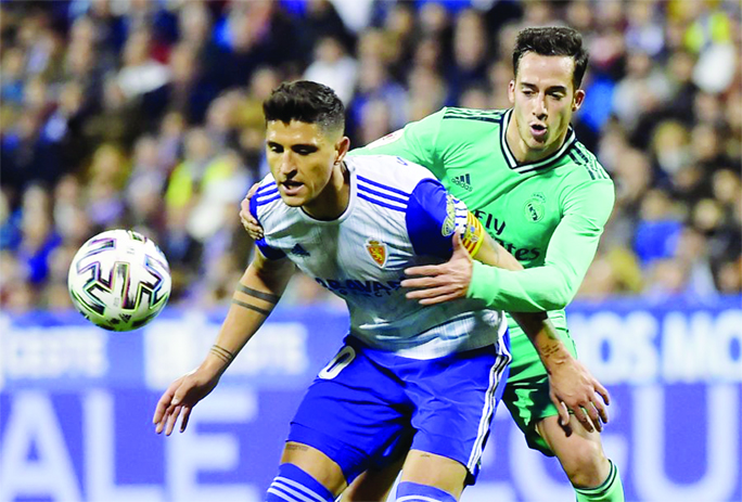 Real Madrid's Spanish forward Lucas Vazquez (right) challenges Zaragoza's Swiss defender Simone Grippo during the Copa del Rey (King's Cup) football match between Zaragoza and Real Madrid CF at La Romareda stadium in Zaragoza on Wednesday. n Agency ph