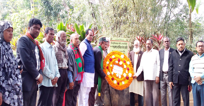 Leaders of Bangladesh Chetoner Muktijoddha Sangathon placing wreaths at the graveyard of eminent freedom fighter and poet Shawkat Hafiz Khan yesterday.