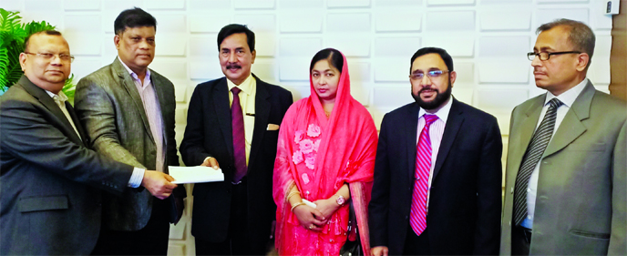 Aminur Rahman, Chairman of Desh General Insurance Company Limited, handing over a claim cheque to SM Nurul Islam, Managing Director of Bangladesh Welding Electrodes Limited at a function held at head office of the insurance company in the city recently.