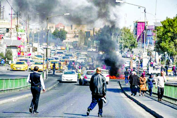 Anti-government protesters cutting off a road with flaming tyres during a protest in Nasiriyah, Iraq on Feb 2, 2020. Internet photo