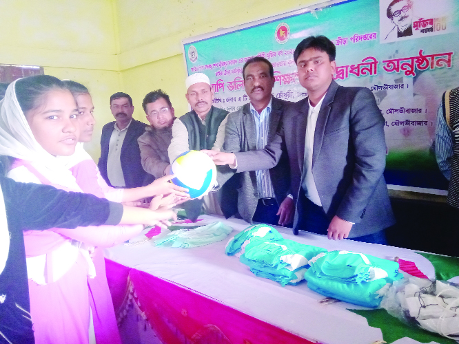 MOULVIBAZAR: Md A T M Farhad Chowdhury, UNO, Kulaura Upazila distributing sports materials at Master Sharafat Ali High School at the inaugural programme of month-long volleyball training organised by District Sports Office on Sunday. .