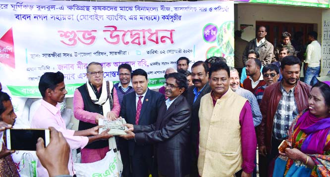 SATKHIRA: Mir Mustafa Ahmed Robi MP distributing seeds and fertilizers among the cyclone 'Bulbul'-hit victim farmers at Satkhira Sadar Upazila on Sunday.