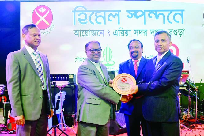 BOGURA: GOC of 11th Infantry Division and Bogura Area Commander Major General Md Saiful Alam giving a crest to Yousuf Ali, Managing Director and CEO of Popular Life Insurance Company Ltd at a cultural programme at Bogura Cantonmnent recently.
