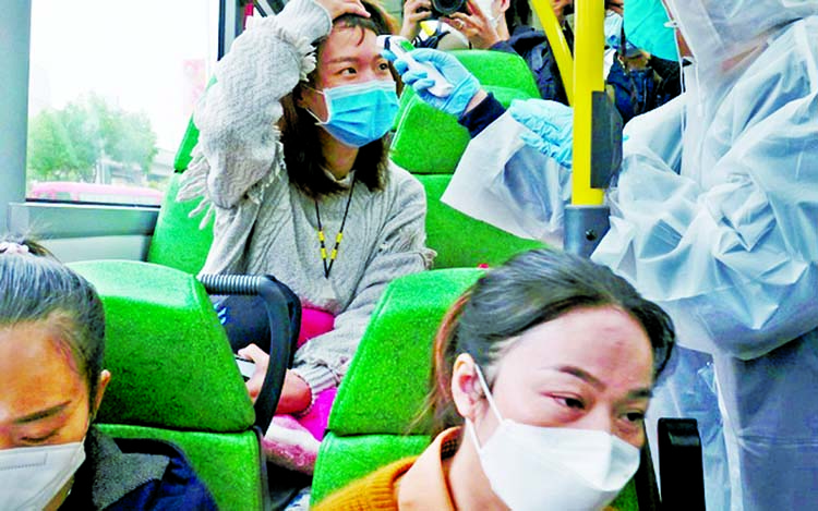 A resident wearing mask and raincoat volunteers to take temperature of passenger following the outbreak of a new coronavirus at a bus stop at Tin Shui Wai, a border town in Hong Kong, China. Internet photo