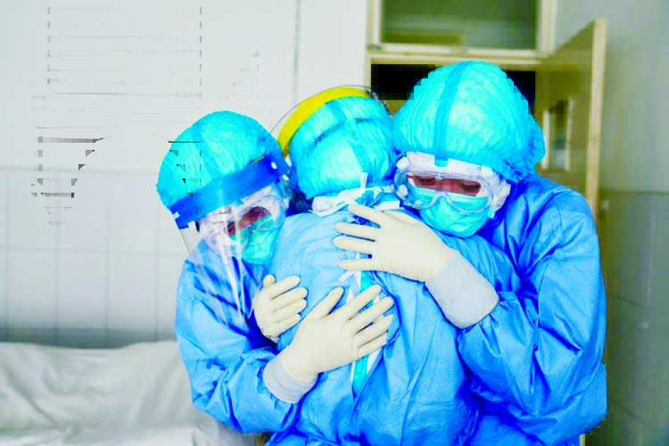 Medical staff hug each other in an isolation ward at a hospital in Zouping in China's eastern Shandong province. Internet photo
