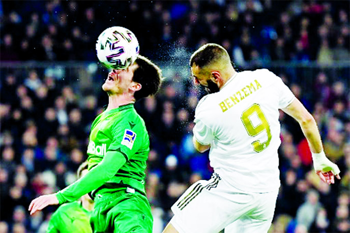 Real Madrid's French forward Karim Benzema (right) vies with Real Sociedad's Spanish defender Aritz Elustondo during the Spanish Copa del Rey (King's Cup) quarter-final football match between Real Madrid CF and Real Sociedad at the Santiago Bernabeu st