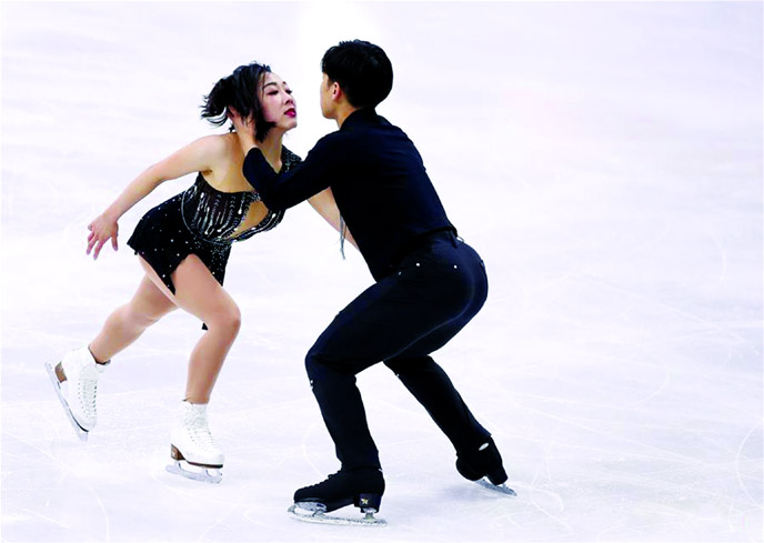 Sui Wenjing and Han Cong (right) of China, perform in the Pairs Short Program during the ISU Four Continents Figure Skating Championship in Seoul, South Korea on Thursday.