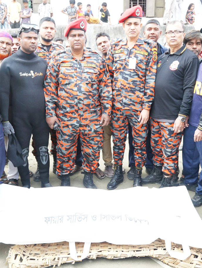 A divers team of Fire Service and Civil Defence Directorate led by its Assistant Director Saleh Uddin recovered the body of Asha Moni from the city's Kadamtali canal on Thursday.