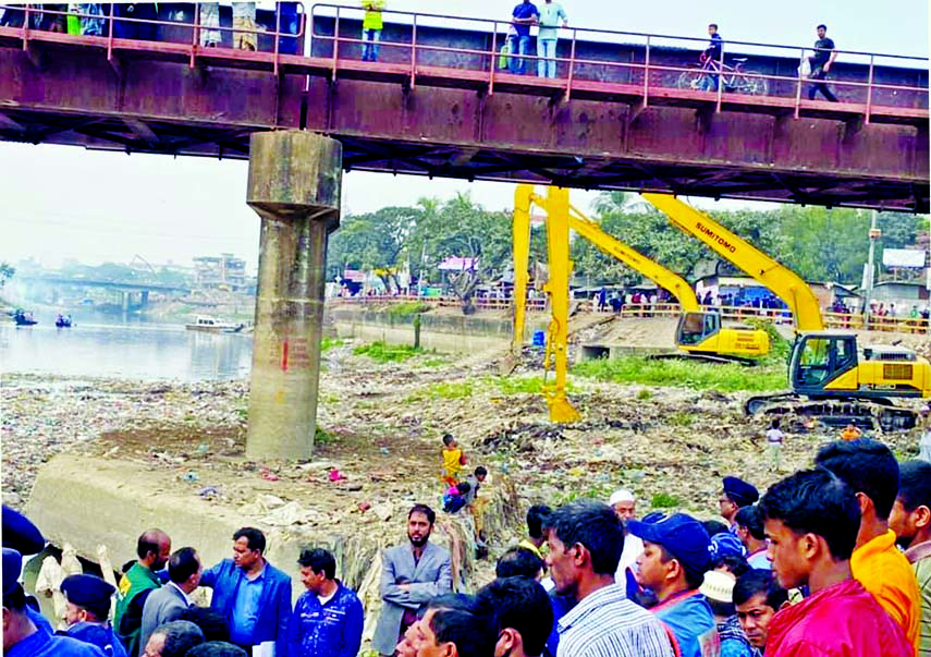 BIWTA started cleaning the waste and garbage to save the water body under Railway bridge on Saturday. This waste being dumped from Tongi Rly Bazar for long.