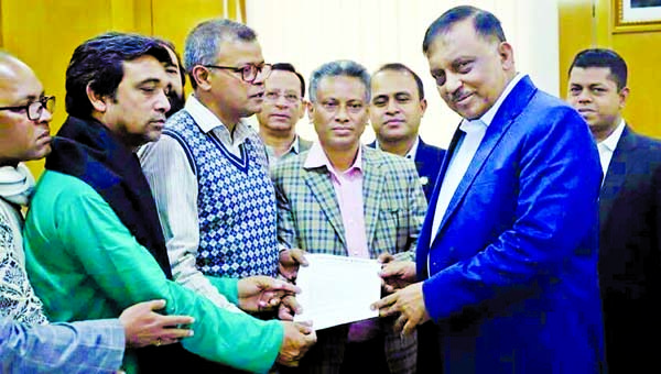 Leaders of Dhaka Union of Journalists (DUJ) handing over a memorandum to Home Minister Asaduzzaman Khan Kamal MP at his Secretariate office yesterday demanding punishment to the attackers of journalists . BFUJ Secretary Shaban Mahmud was present on that