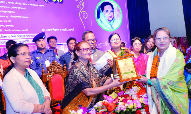 RAJSHAHI: State Minister for Women and Children Affairs Fazilatunnesa Indira MP distributing crest among the Joyeetas at a reception at Rajshahi Auditorium Hall Room on Sunday. The programme was presided over by Rajshahi Divisional Commissioner Humayun