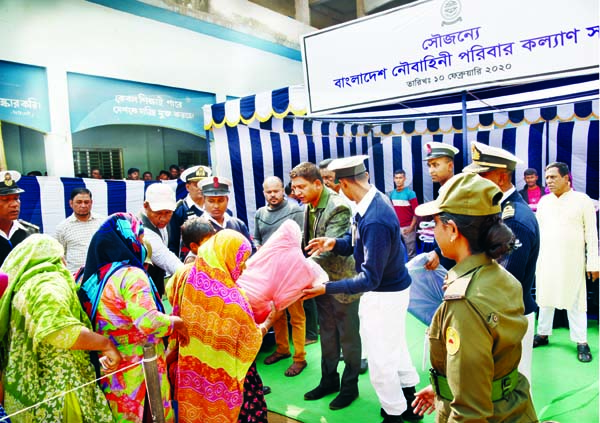 Bangladesh Navy Family Welfare Association distributed blankets and food among the affected people of T and T slum fire incident in the city's Banani on Monday. ISPR photo