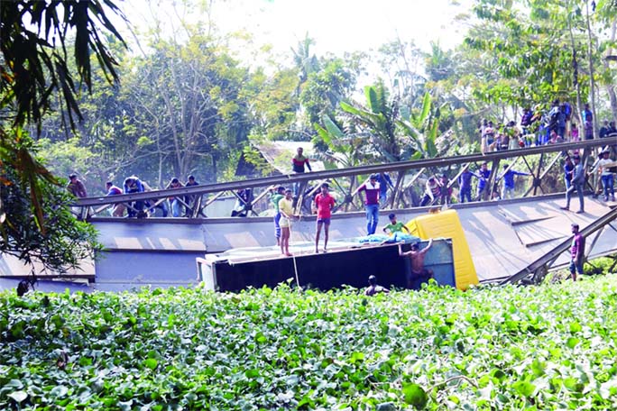 BARISHAL: Road communications with two upazilas including Banaripara in Barishal and Nesarabad (Swarupkathi) in Pirojpur have disrupted as the steel Bailey bridge over Rajerber Canal at Madhabpasha Union of Babugonj upazila has been collapsed due to