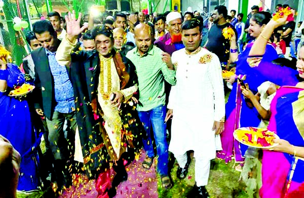 Dwellers of Rasulbagh of 26 No ward of Dhaka South City Corporation accorded reception to Hasibur Rahman Manik for his second time election as the councilor of ward No 26 of DSCC.