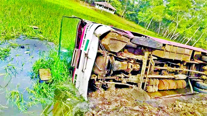 About 50 CU students were injured as their bus skidded into a roadside ditch at Muniapukur Chairmanbari area on Khagrachhari Highway in Chattogram on Thursday.