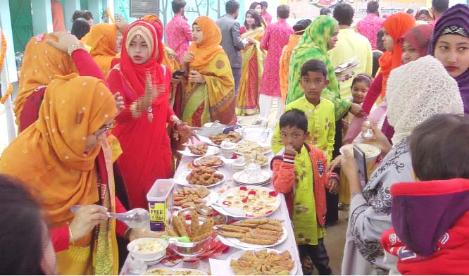 JHENAIDAH: A cake festival was held at Jhenaidah oprganised by Mourning Bell Children Academy in observance of Pahela Falgun and Valentine's Day on Friday.