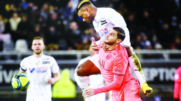 Amiens' South African midfielder Bongani Zungu (up) vies with Paris Saint-Germain's Argentine forward Mauro Icardi during the French L1 football match between Amiens SC and Paris Saint-Germain (PSG) at the Licorne stadium in Amiens of Northern France on