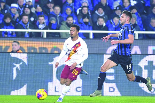 Roma's Justin Kluivert (left) and Atalanta's Berat Djimsiti vie for the ball during the Serie A soccer match between Atalanta and Roma at the Atleti Azzurri d'Italia Stadium in Bergamo of Italy on Saturday.