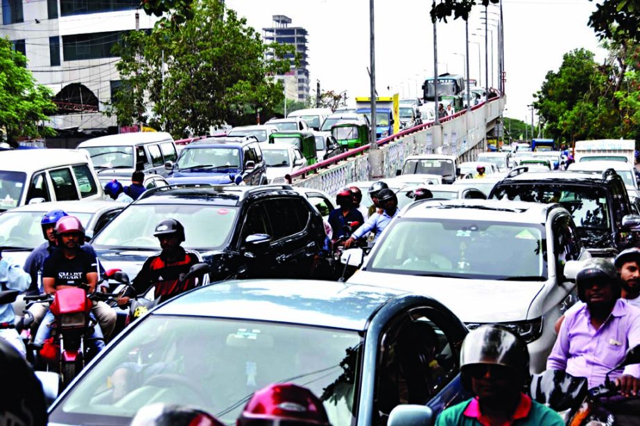 Vehicles got stuck at the landing point ramps of Moghbazar-Malibagh flyover resulting in serpentine queues. This photo was taken on Sunday.