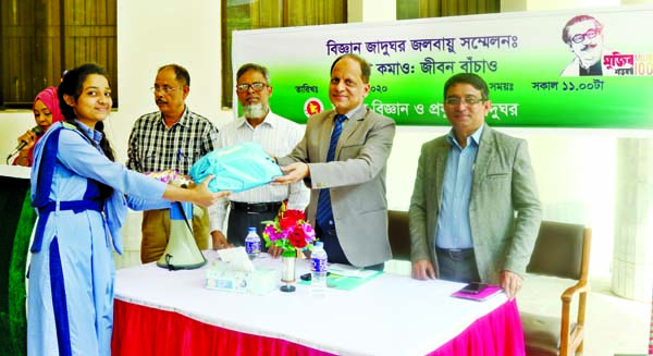 Director General of National Science and Technology Museum Munir Chowdhury giving prize to a participant in a climate conference held in the museum in the city's Agargaon on Monday.