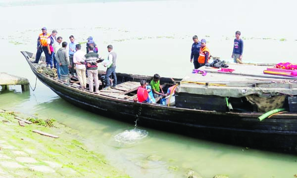 MORELGANJ (Bagerhat): Members of Coast Guard and mobile court releasing seized fish fries in Panghuchhi River yesterday.