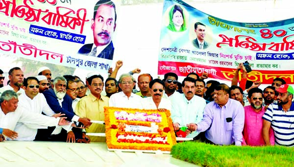 BNP Secretary General Mirza Fakhrul Islam Alamgir along with party colleagues placing floral wreaths at the Mazar of former President Ziaur Rahman on Tuesday marking the 40th founding anniversary of Jatiyatabadi Tanti Dal.