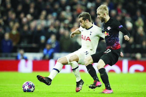 Leipzig's Konrad Laimer (right) challenges Tottenham's Harry Winks during a first leg, round of 16, Champions League soccer match between Tottenham Hotspur and Leipzig at the Tottenham Hotspur Stadium in London of England on Wednesday.