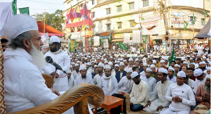 Sayed Mojibul Basar Maizbhandari offering Munajat at the 101st Urs at Maizbhandari Rahman Manjil in Fatikchhari recently.