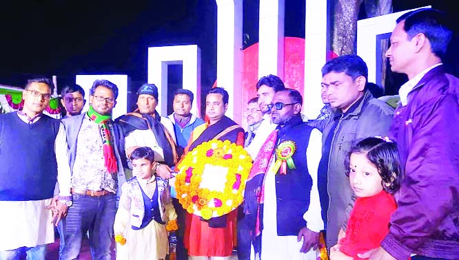 BANARIPARA (Barishal): Leaders of Banaripara Press Club placing wreaths at the Central Shaheed Minar on the occasion of the International Mother Language Day on Friday.