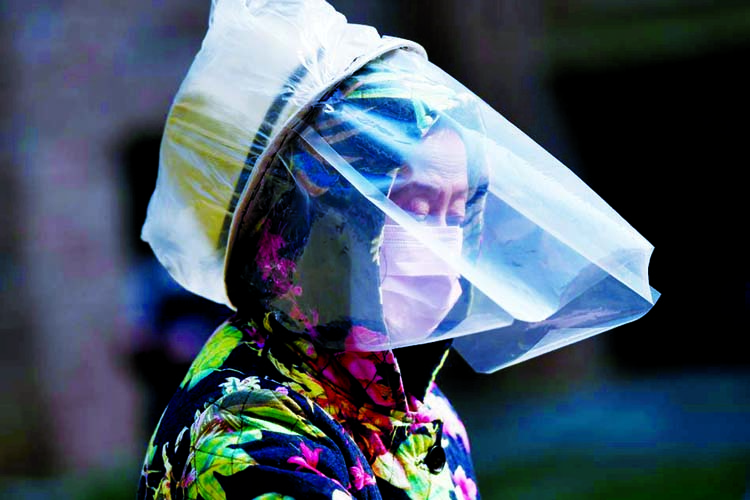 A medical worker wears protective clothing as a preventive measure against the COVID-19 coronavirus as she pushes an incubator between buildings at a hospital in Beijing. Internet photo